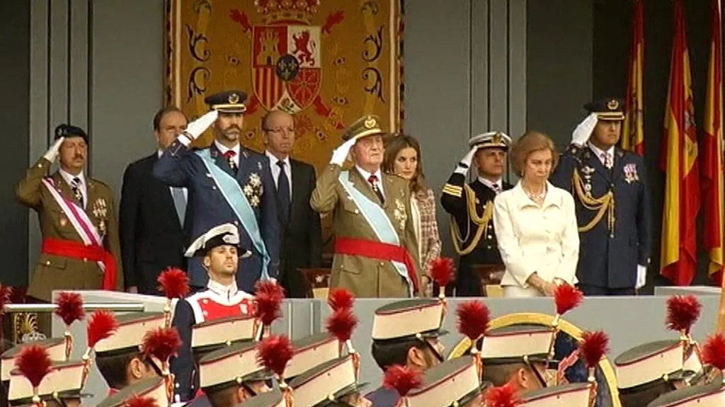 Španělská královská rodina přihlíží vojenské přehlídce na Den Kryštofa Kolumba