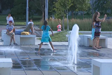 Konec koupání v kašně. Brno zpřísnilo pravidla na prostranství u Janáčkova divadla