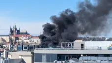 U Václavského náměstí v Praze hořela lepenka na střeše hotelu. Tramvaje jezdily odklonem