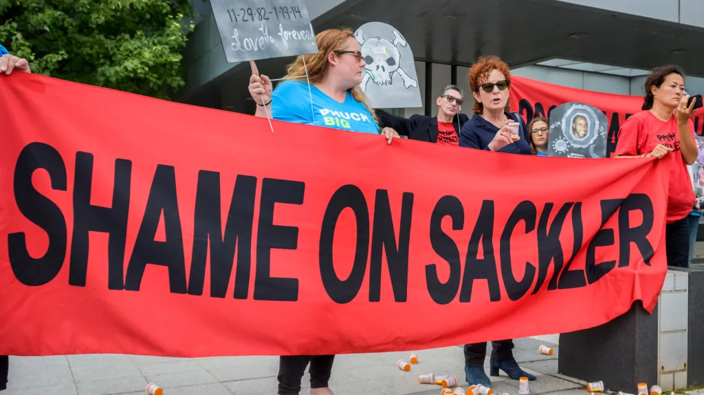 Demonstrace proti rodině Sacklerových