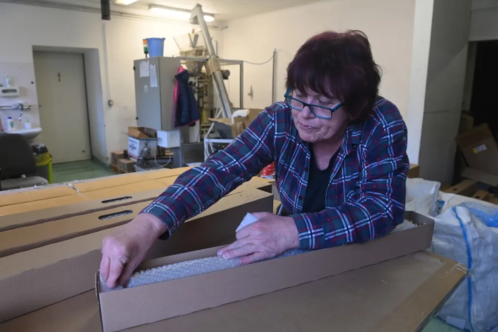 Chráněná dílna Palonín vyrábí velikonoční svíce