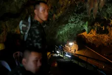 Chlapcům uvězněným v thajské jeskyni se přetáčí biologické hodiny