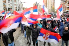 Kosovo kvůli napětí se Srby posílilo policii na severu země, Bělehrad hrozí vysláním vlastních sil