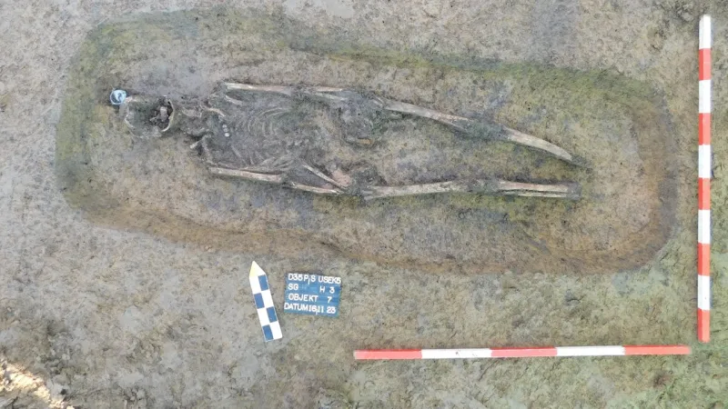 Raně středověký hrob s korálky z 10. století