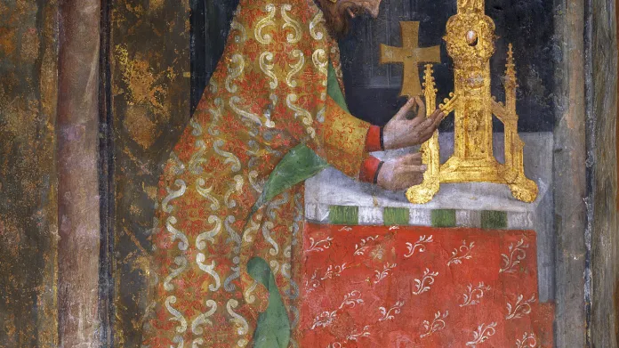 Císař Karel IV. ukládá relikvii dřeva svatého kříže do velkého ostatkového kříže, detail kolem 1360, nástěnná malba, hrad Karlštejn - kaple Panny Marie