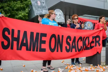 Sacklerovi schovávají miliardy vydělané na opioidové závislosti, píše prokurátorka