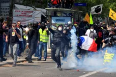 Na prvomájové protesty ve Francii přišlo 150 tisíc lidí. Policie nasadila slzný plyn proti maskovaným účastníkům