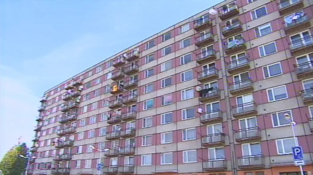 Stát se soudí o tento bytový dům ve Vyškově
