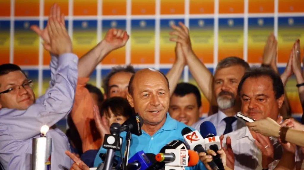 Rumunský prezident Traian Basescu slaví své setrvání v úřadu