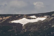 V Krkonoších roztálo sněhové pole Mapa republiky, o dva týdny dříve než loni