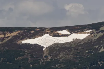 V Krkonoších roztálo sněhové pole Mapa republiky, o dva týdny dříve než loni