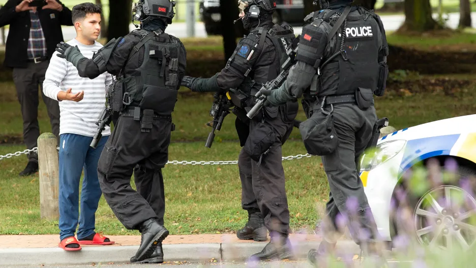 Policisté na místě po střelbě v Christchurchi
