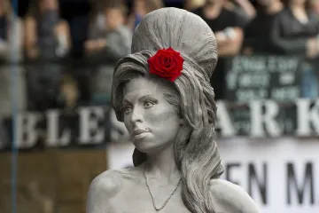 Zpěvačka Amy Winehouse má v Londýně sochu. Odhalili ji její rodiče