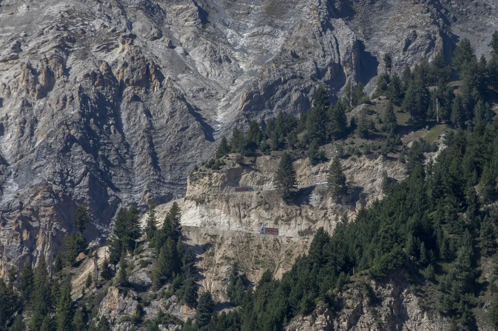 Stavba tunelu Z-Morh v regionu Ladak v indické části Kašmíru zajistí dopravní spojení mezi městy Kargil a  Šrínagar, které je v zimních měsících nedostupné a vytvoří spojnici do sousedního Pákistánu
