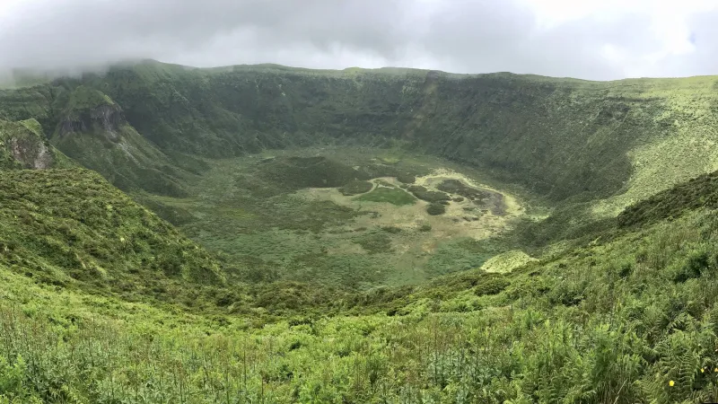Obří kaldera na ostrově Faial