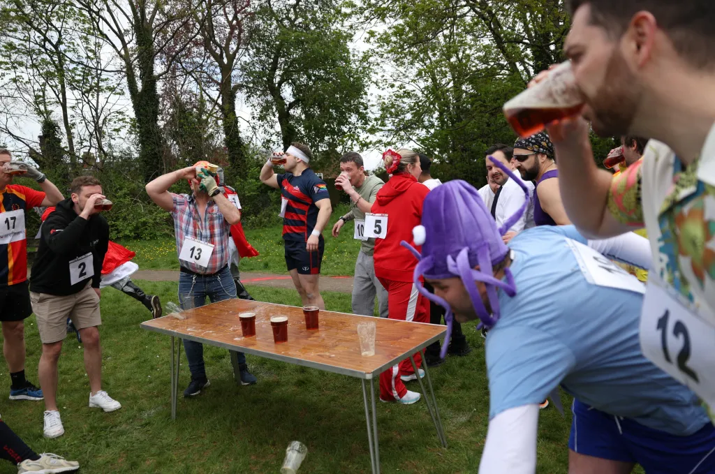 Účastníci závodu se před soutěží posilňují pivem