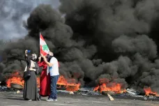 Tisícové protesty v Libanonu. Vláda chtěla zdanit WhatsApp, v Bejrútu hoří barikády, desítky zraněných