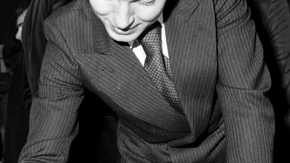 „Organizátoři nám jen řekli, abychom podepsali prezenčku. Ale nebylo by upřímné, kdybych řekl, že se něco z toho nedalo vytušit.“ - Karel Gott podepisuje Antichartu (1977)