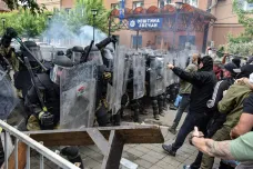 Na severu Kosova se srbští demonstranti střetli s jednotkami KFOR, řada vojáků utrpěla zranění 