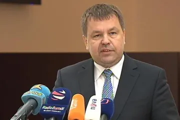 Tluchoř: John zneužívá policii ke sledování politiků