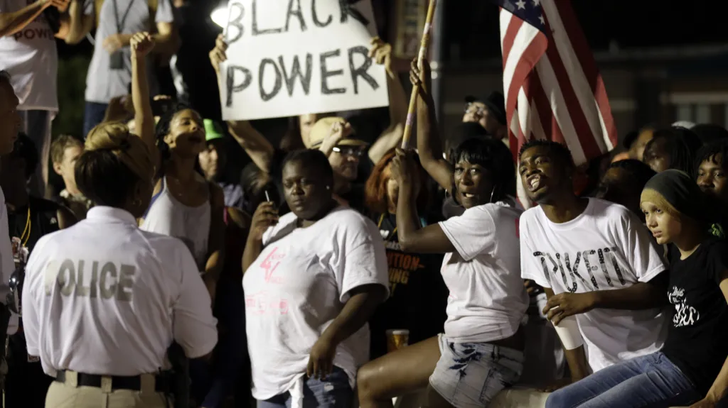 Protesty se ve Fergusonu odehrály před místní policejní stanicí