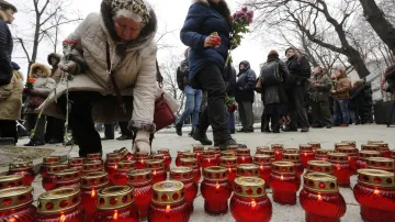 Pohřeb Borise Němcova - truchlící před Sacharovovým centrem