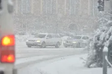 Těžký mokrý sníh zhoršuje sjízdnost na Karlovarsku. Kraj řeší i výpadky elektřiny