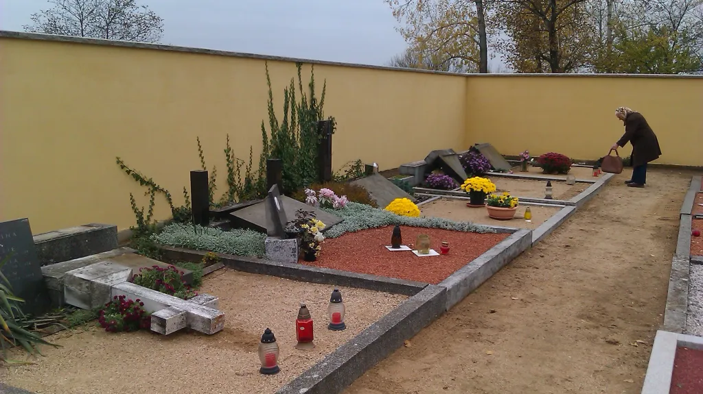 Zničené náhrobky na hřbitově ve Vranovicích