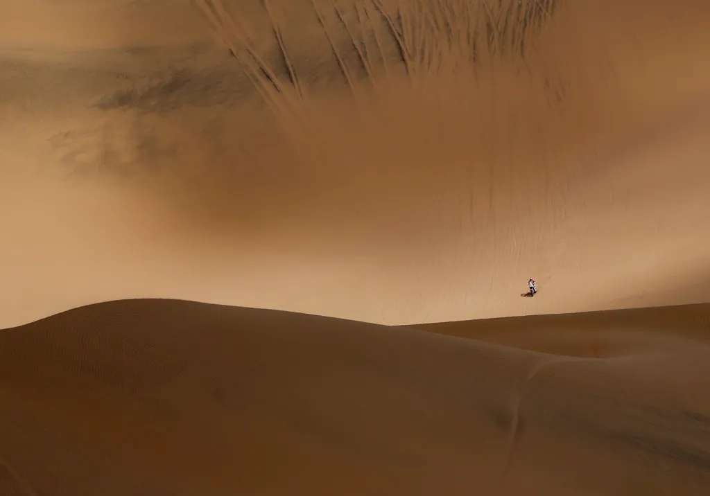 Jezdec Rallye Dakar během 5. etapy mezi městy Tacna a Arequipa v Peru