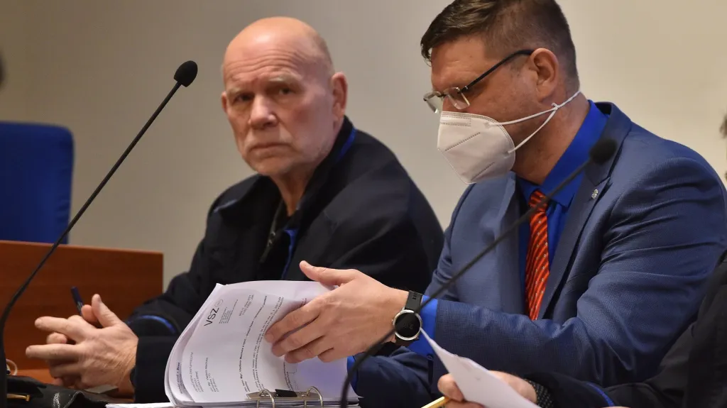 Advokát Pavel Hála a Vladimír Machala u Městského soudu v Brně (únor 2022)