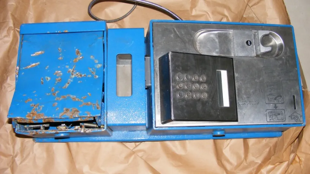 Lupiči zničili telefonní automat