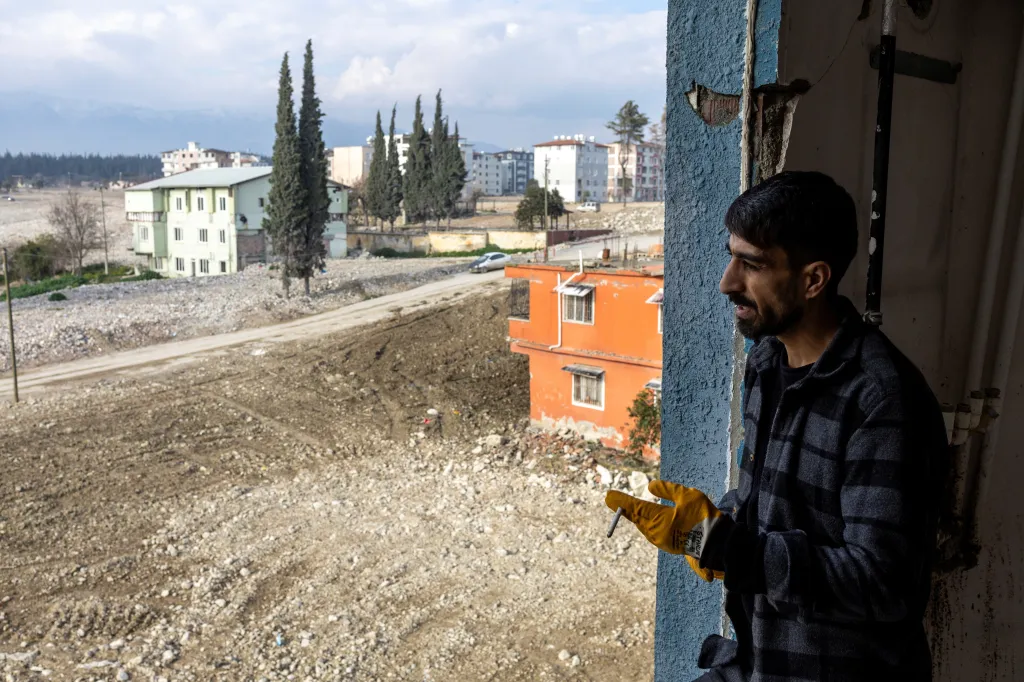 Člen advokátní komory uvedl, že na základě počtu obyvatel ve čtvrtích, které jsou v provincii označeny jako rezervní oblasti, se zabavení majetku dotkne téměř 50 000 lidí