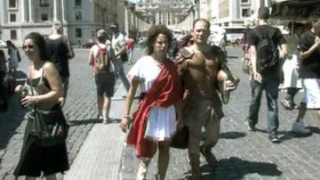 Kostýmovaní Římané v ulicích italské metropole
