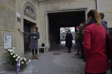 Danuši Muzikářovou v Brně připomíná pamětní tabulka. Dívku zastřelili při demonstracích v srpnu 1969 