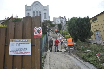 Opravou Židovských schodů dokončí Hranice obnovu proluky u synagogy