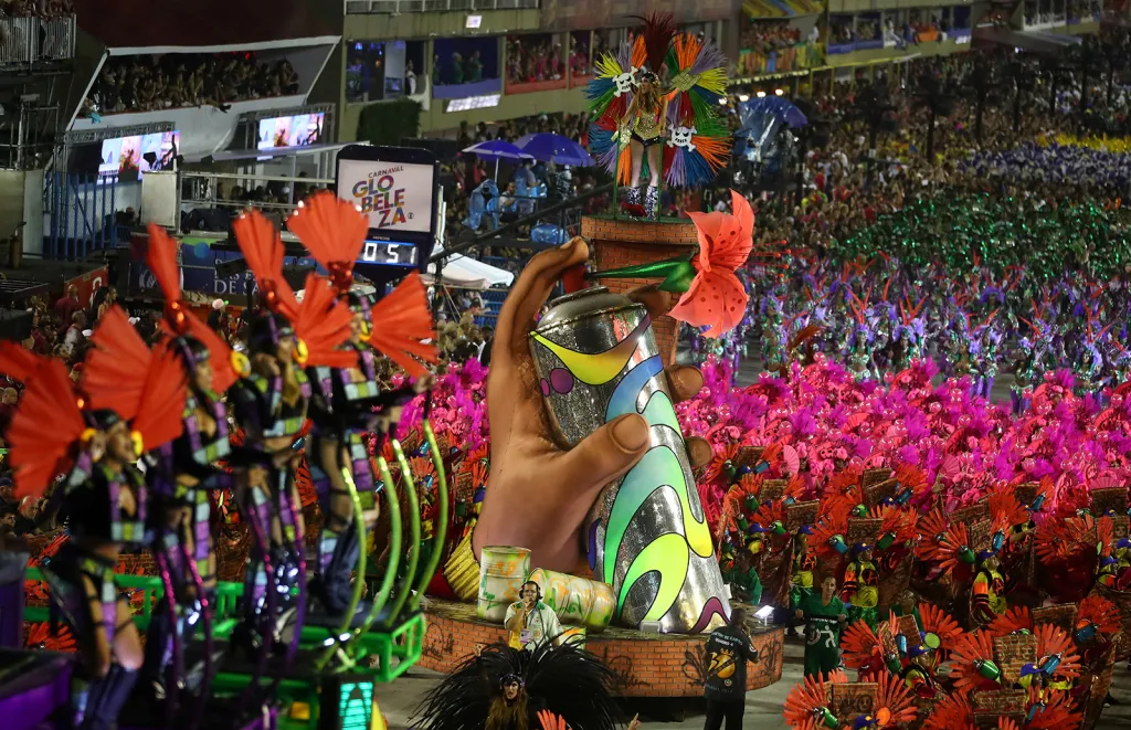 Účastníci karnevalu ze školy samby Grande Rio na sambodromu během prvního dne karnevalového průvodu v Riu de Janeiro
