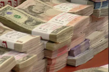 Libra tečuje paritu s eurem, vůči koruně je na historickém minimu