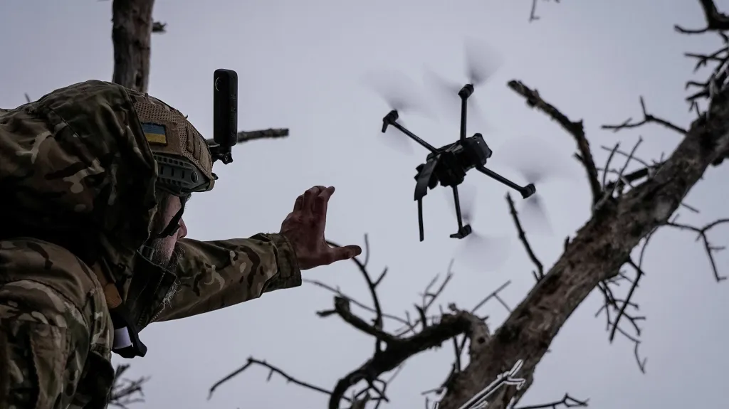 Ukrajinský voják vypouští dron