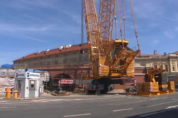 Největší kolový jeřáb v akci: Na Negrelliho viadukt vrátil ocelovou konstrukci. Jeho rekonstrukce nabrala zpoždění