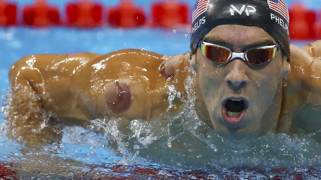 Michael Phelps (USA) s výraznou skvrnou na pravém rameni