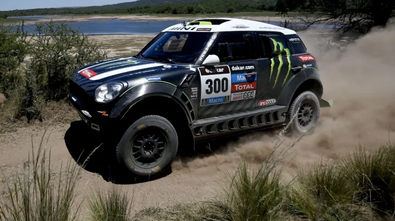 Francouzská posádka Stéphane Peterhansel a Jean Paul Cottret na trati Rallye Dakar
