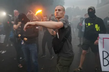 Zřejmě opilí ukrajinští policisté omylem zastřelili chlapce. Lidé se bouří a volají po demisi šéfa vnitra