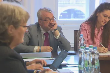 Posun v jednání o volbě poštou. Vládní strany opozici nabízejí ústupky