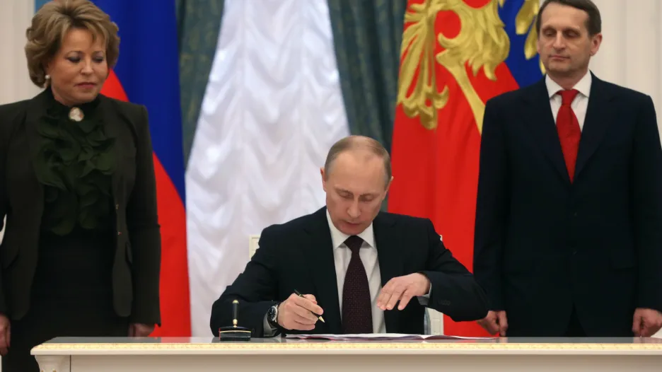 Vladimir Putin podepisuje smlouvu o připojení Krymu k Ruské federaci