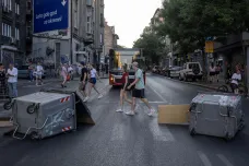Demonstranti v Srbsku staví barikády. „Všichni budete zatčeni,“ pohrozil Vučić