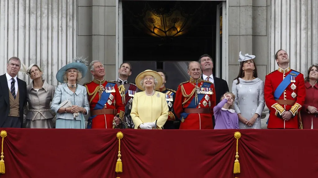 Královská rodina sleduje z balkónu buckinghamského paláce britskou letku