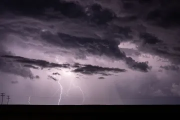 Meteorologové zpřísnili varování před bouřkami