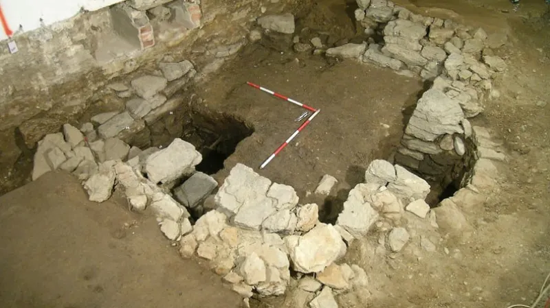 Jímka vyzděná z břidlicových kamenů