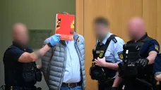 Jeden z obžalovaných přichází do soudní síně