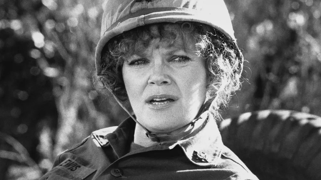 Eileen Brennanová ve filmu Vojín Benjaminová